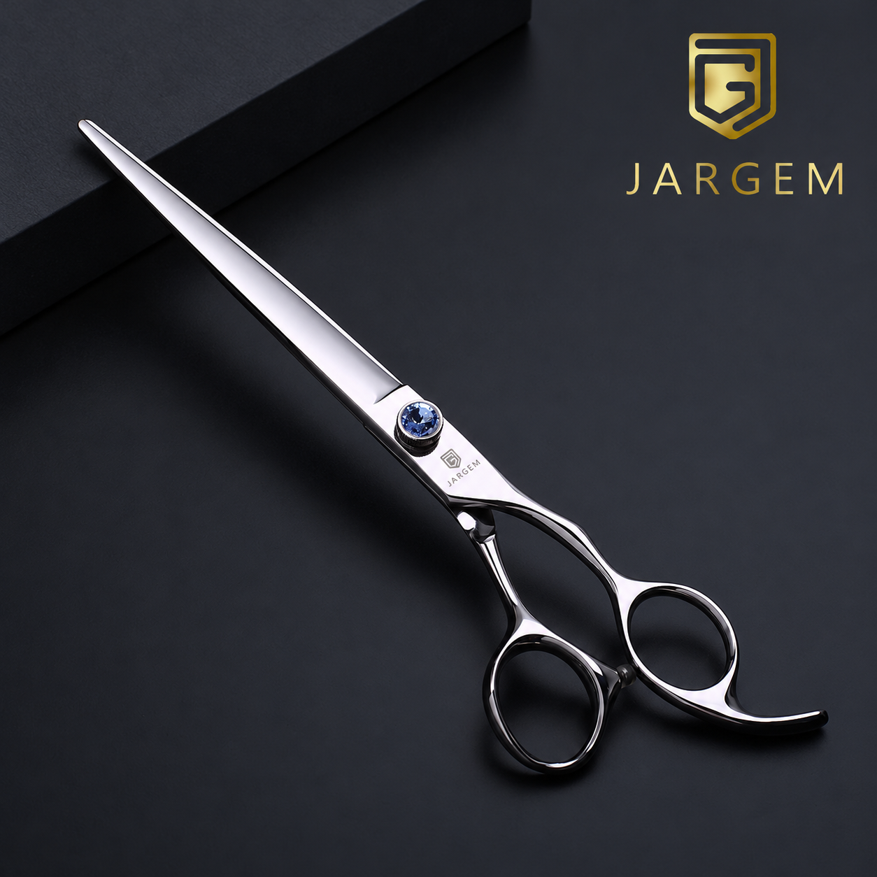 JARGEM Safir ravne makaze 8 Jargem Safir ravne makaze 8″ sa plavim ukrasnim šrafom na tamnosivoj pozadini