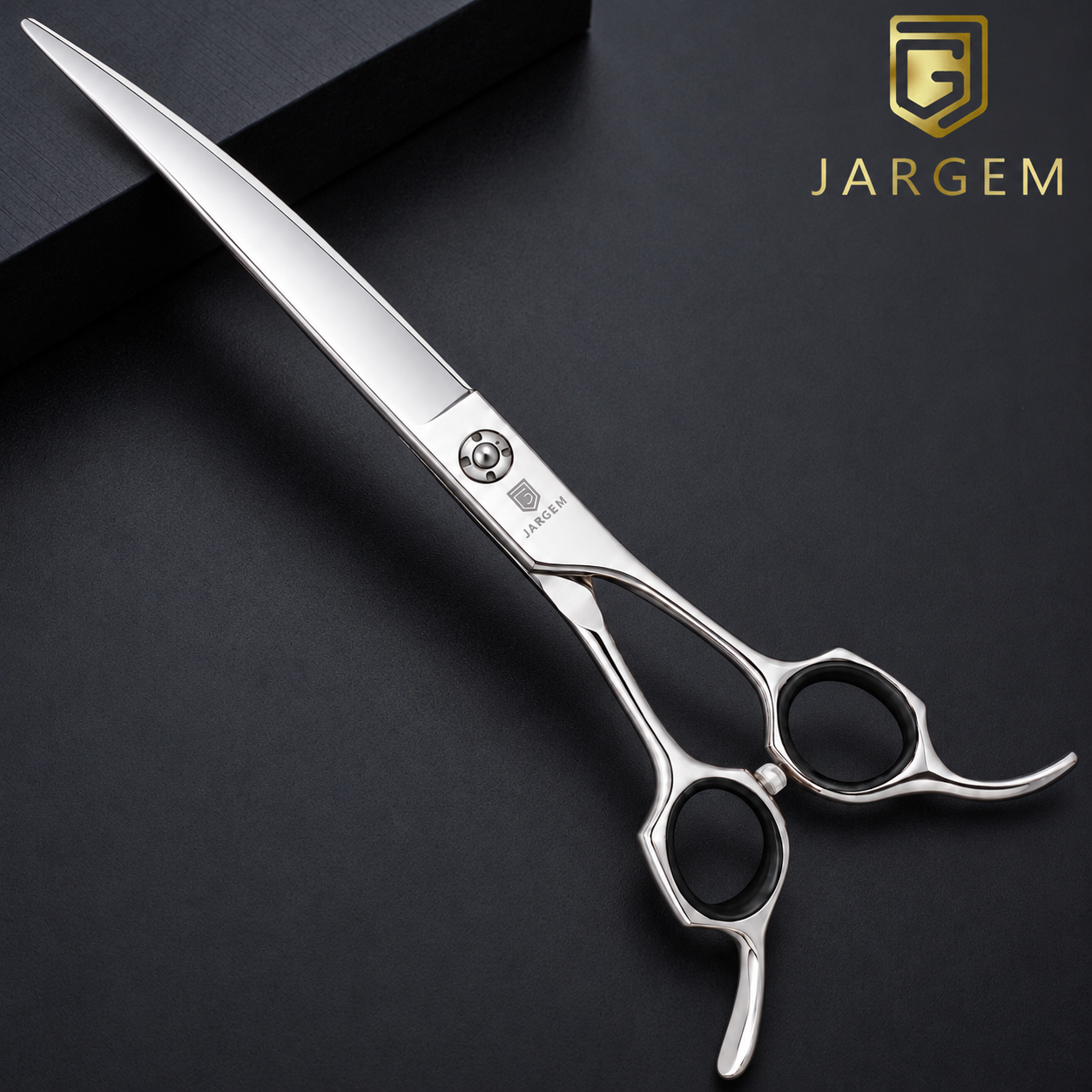 JARGEM srebrne zakrivljene makaze-1 Jargem Silver zakrivljene makaze 7,5″ sa srebrnim šrafom na tamnosivoj pozadini